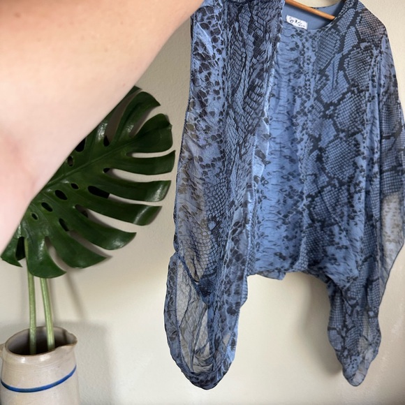 Gigi Moda Italy Silk Python Print Top - Picture 5 of 12